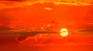 sol con fondo rojo