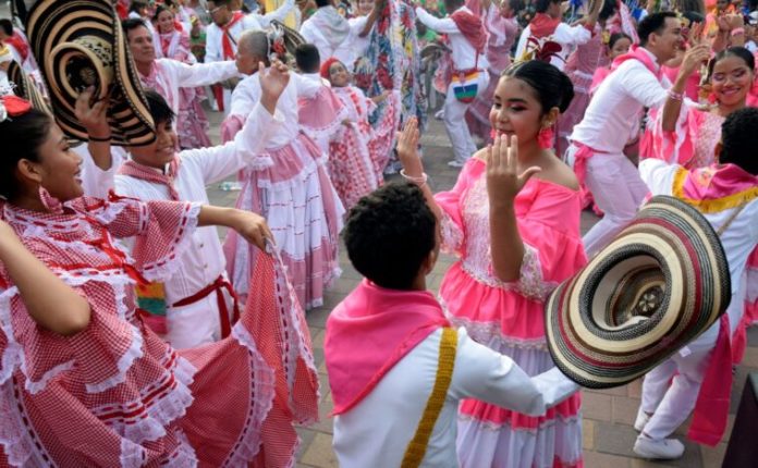 Rueda de cumbia en el Malecón de Rebolo