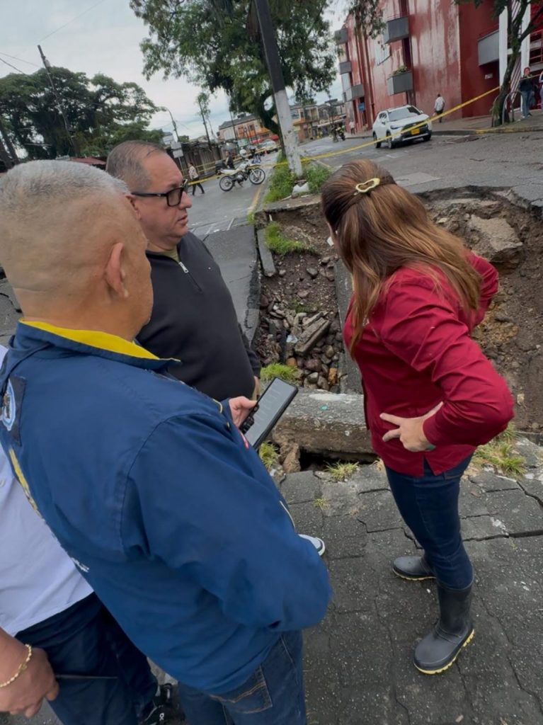 Emergencia en Villavicencio por lluvias: una víctima mortal, barrios inundados y puente colapsado 2 Gobernadora del Meta en recorrido por emergencia invernal en Villavicencio