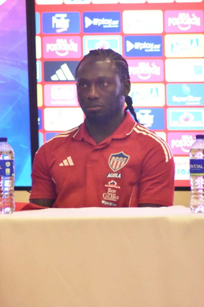 Junior presentó la plantilla oficial del segundo semestre 3 Yimmi Chara