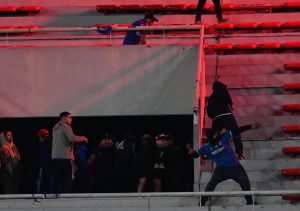 Violencia en Avellaneda deja 20 hinchas heridos en partido Independiente-Universidad de Chile 6 AOL5IJOVYVBH7PTUQFSBIPDIO4