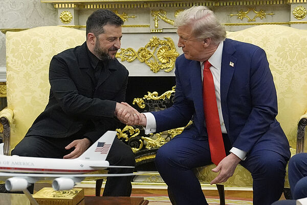 Donald Trump saluda a su homologo de Ucrania Volodimir Zelenski
