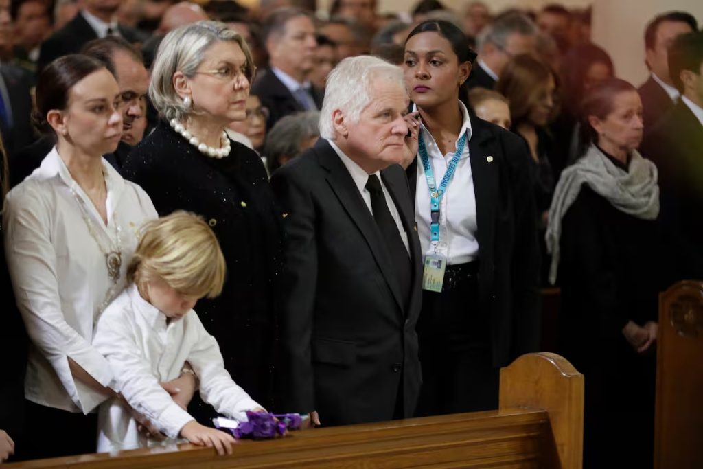 Familia de Miguel Uribe en sus honras funebres