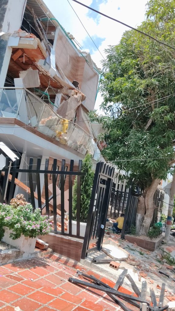 Una persona muerta y varios lesionados tras colapso de plafón en Olaya 1 GzX bENWoAAHLxn