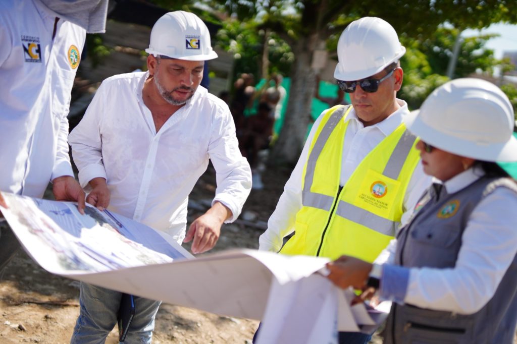 ”Nunca antes había llegado el desarrollo a Chambacú: Alcalde Dumek Turbay inspeccionó la reubicación de familias en el sector El Papayal 1 WhatsApp Image 2025 09 22 at 12.58.05 PM 8