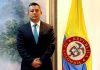 Cargos contra exgerente de la Imprenta Nacional por contrato de cédulas de extranjería La Procuraduría habría detectado presuntas irregularidades.  La Procuraduría elevó pliego de cargos contra Andrés René Chaves Fernández, exgerente encargado de la Imprenta Nacional por presuntas irregularidades en la contratación para la impresión de las cédulas de extranjería.  El Ministerio Público advirtió, desde un principio, sobre las inconsistencias halladas en el contrato interadministrativo suscrito entre Migración Colombia y la Imprenta Nacional para la impresión y suministro de las tarjetas.  Nuestras noticias en tu mano: únete a nuestro canal de WhatsApp y mantente informado de todo lo que sucede.   De las pruebas recolectadas en la actuación disciplinaria se estableció que la Imprenta Nacional carecía de capacidad técnica e infraestructura tecnológica indispensable para la producción de las cédulas de extranjería en las condiciones exigidas por la entidad contratante, lo que llevó a que el gerente general encargado subcontratara con las empresas Accesos Holográficos sucursal Colombia y Urbano Express Logística y Mercadeo S.A.S., la totalidad de las obligaciones y actividades esenciales derivadas del objeto del Contrato celebrado con Migración Colombia.  Culminada la etapa de investigación y tras la evaluación de las pruebas recopiladas, la Procuraduría Tercera Delegada para la Contratación encontró mérito para formular cargos contra Chaves Fernández, quien “no se aseguró que la empresa a su cargo contara con la capacidad técnica e infraestructura tecnológica necesaria para producir las cédulas de extranjería en las condiciones técnicas exigidas”.  Te puede interesar: Incendio consumió nueve humildes viviendas en Villa Caracas  La falta disciplinaria imputada al exdirectivo fue calificada como falta grave con culpa gravísima.  Por otra parte, la Procuraduría archivó la investigación en favor de Carlos Fernando García Manosalva, director general; Rigoberto Niño Corredor, secretario general, y Carlos Julio Ávila Coronel, jefe de la Oficina Jurídica de Migración Colombia, al no acreditarse, frente a ellos, los requisitos para formularles cargos al contratar con la Imprenta Nacional.  Información de la Procuraduría General de la Nación
