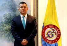 Cargos contra exgerente de la Imprenta Nacional por contrato de cédulas de extranjería La Procuraduría habría detectado presuntas irregularidades.  La Procuraduría elevó pliego de cargos contra Andrés René Chaves Fernández, exgerente encargado de la Imprenta Nacional por presuntas irregularidades en la contratación para la impresión de las cédulas de extranjería.  El Ministerio Público advirtió, desde un principio, sobre las inconsistencias halladas en el contrato interadministrativo suscrito entre Migración Colombia y la Imprenta Nacional para la impresión y suministro de las tarjetas.  Nuestras noticias en tu mano: únete a nuestro canal de WhatsApp y mantente informado de todo lo que sucede.   De las pruebas recolectadas en la actuación disciplinaria se estableció que la Imprenta Nacional carecía de capacidad técnica e infraestructura tecnológica indispensable para la producción de las cédulas de extranjería en las condiciones exigidas por la entidad contratante, lo que llevó a que el gerente general encargado subcontratara con las empresas Accesos Holográficos sucursal Colombia y Urbano Express Logística y Mercadeo S.A.S., la totalidad de las obligaciones y actividades esenciales derivadas del objeto del Contrato celebrado con Migración Colombia.  Culminada la etapa de investigación y tras la evaluación de las pruebas recopiladas, la Procuraduría Tercera Delegada para la Contratación encontró mérito para formular cargos contra Chaves Fernández, quien “no se aseguró que la empresa a su cargo contara con la capacidad técnica e infraestructura tecnológica necesaria para producir las cédulas de extranjería en las condiciones técnicas exigidas”.  Te puede interesar: Incendio consumió nueve humildes viviendas en Villa Caracas  La falta disciplinaria imputada al exdirectivo fue calificada como falta grave con culpa gravísima.  Por otra parte, la Procuraduría archivó la investigación en favor de Carlos Fernando García Manosalva, director general; Rigoberto Niño Corredor, secretario general, y Carlos Julio Ávila Coronel, jefe de la Oficina Jurídica de Migración Colombia, al no acreditarse, frente a ellos, los requisitos para formularles cargos al contratar con la Imprenta Nacional.  Información de la Procuraduría General de la Nación