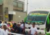 Bloqueo vial en ambos carriles cerca de Tienda Ara – Romboy Las Flores por actividad deportiva “Giro de Rigo” afecta comercio local