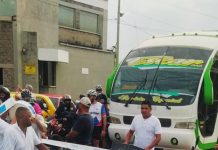 Bloqueo vial en ambos carriles cerca de Tienda Ara – Romboy Las Flores por actividad deportiva “Giro de Rigo” afecta comercio local