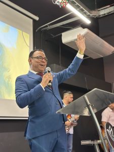 Lanzamiento del libro Lámparas Encendidas del Apóstol Abelardo Daza 1 Abelardo daza 2