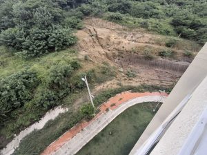 Denuncian riesgo de deslizamientos en el Cerro Sevilla por filtraciones del tanque 7 de Abril 1 IMG 20251001 WA0017 1