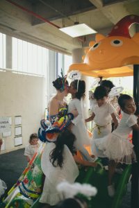 Con crayones, niños de CDI crearon el vestuario que luce la reina del Carnaval 2026, Michelle Char, para celebrar a los más pequeños 4 Vestido ninos a reina 1