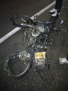 Accidente entre moto y camioneta dejó un muerto en la Vía al Mar 1 WhatsApp Image 2025 10 11 at 00.58.35