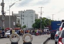Comerciantes de Las Flores bloquean vías en protesta por cierres del ‘Giro de Rigo’